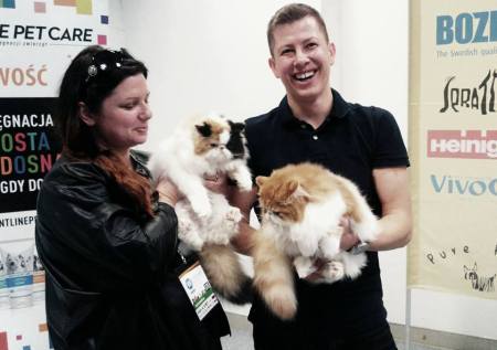 Fryzjer trzymający koty